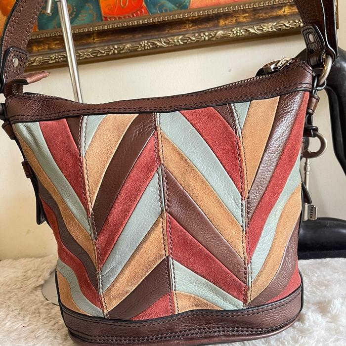 Fossil Tas Bucket Fosil Patchwork dengan Desain Warna-warni dan Logo Fosil lengkap dengan gantungan