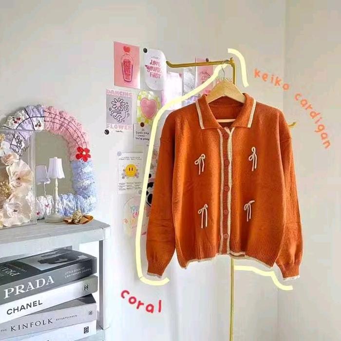 Baju rajut adalah pakaian yang dibuat dengan teknik merajut, yaitu dengan mengaitkan benang mengguna