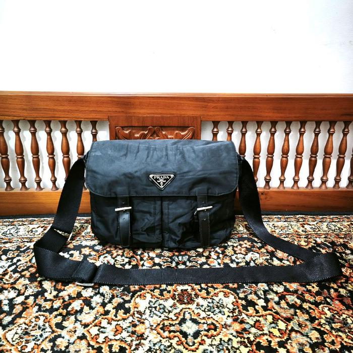 tas Sling bag Prada warna hitam