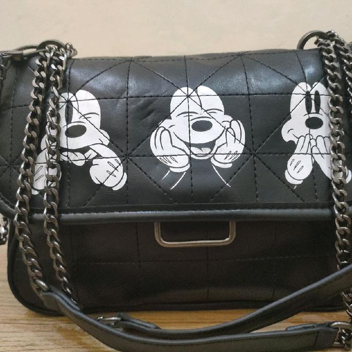 Sling Zara x Mickey Tas Tangan Hitam dengan Desain Mickey Mouse dan Rantai Logam
