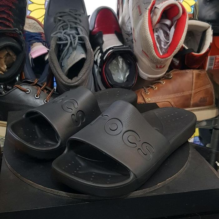 sandal crocs hitam size 42 dan 43