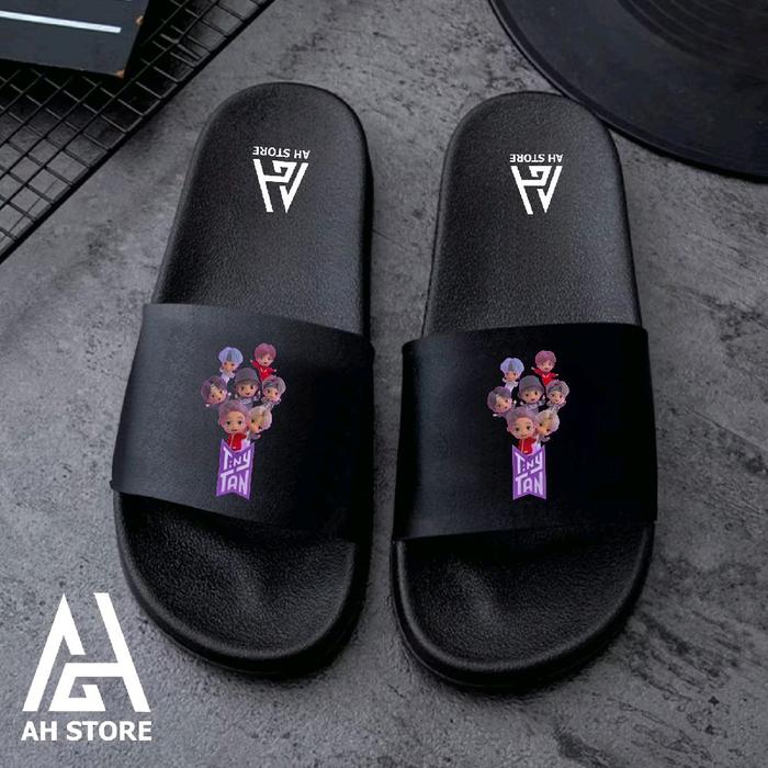 Sandal Slop Pria dan Wanita " Sticker lucu keren TINY TAN BTS " Sandal slop kekinian Anti Selip Anti