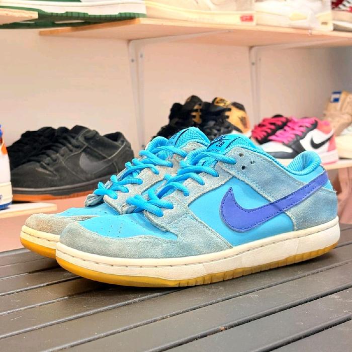 Nike Dunk Low Sneakers Biru dan Ungu dengan Tali Biru dan Sol Kuning