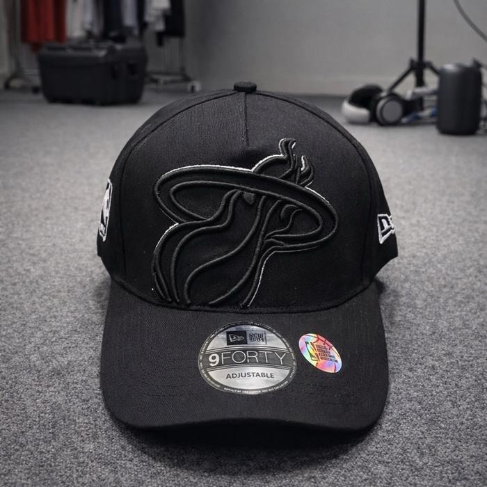 New Era Topi 9FORTY Miami Heat NBA Draft 2022 Hitam Adjustable Logo Stylish Nyaman untuk Pengguna