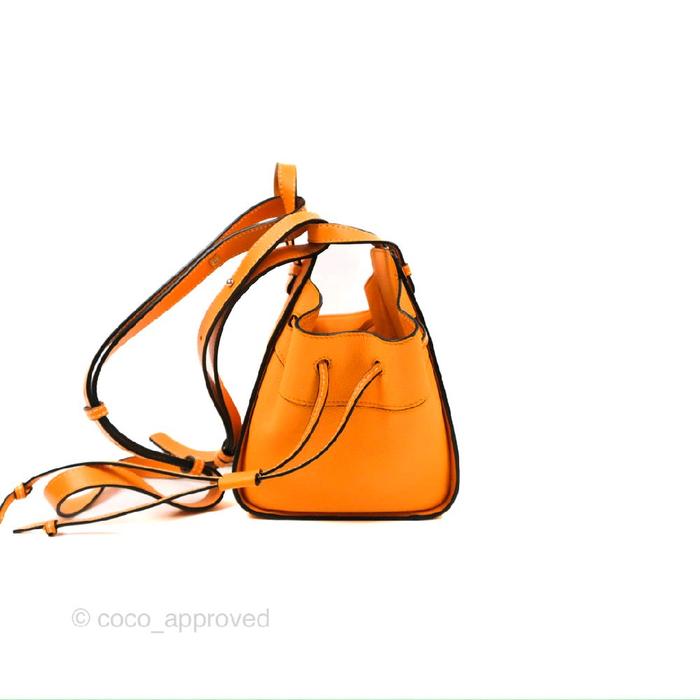 Loewe Mini Hammock Drawstring Orange Calfskin Tas Tangan Kecil dengan Tali Serut Warna Oranye dari B