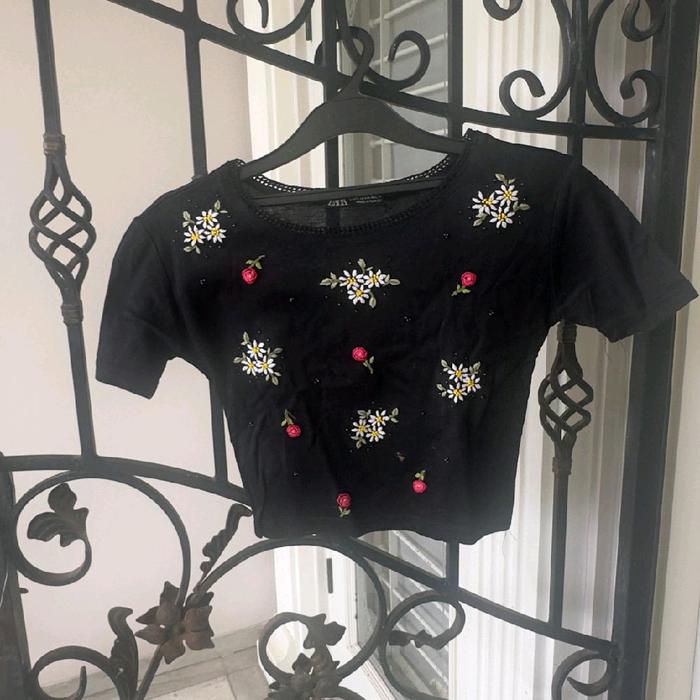 T-Shirt Zara Thrift Baju TRF Embroidered Floral Knit Top dengan Desain Bunga dan Bunga Merah Ukuran 