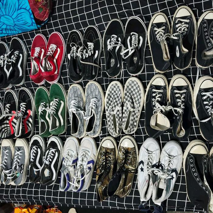 sepatu thrifting, second sneakers by allsecondstuff