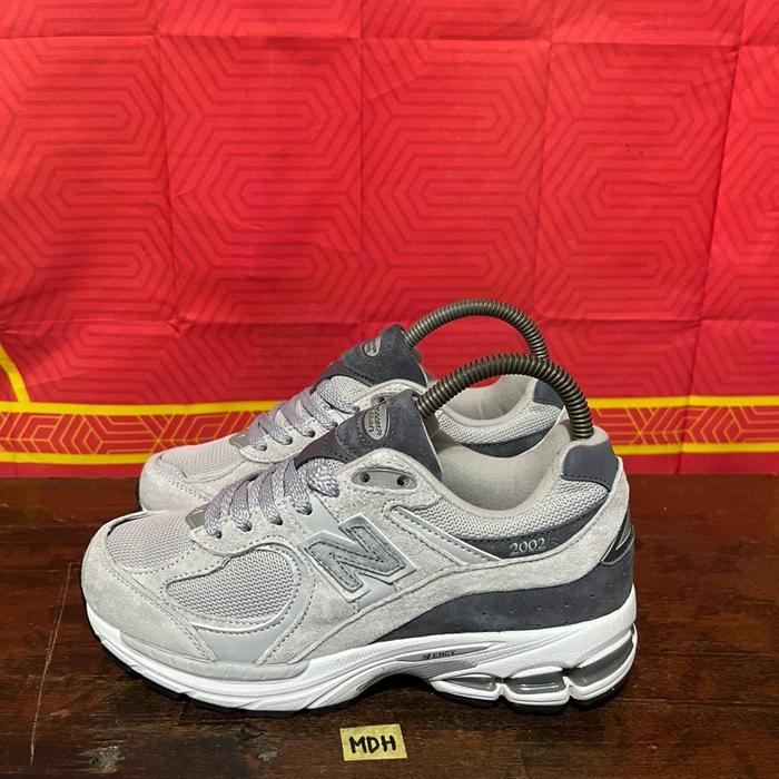 Sepatu second branded new balance 2002R size 36