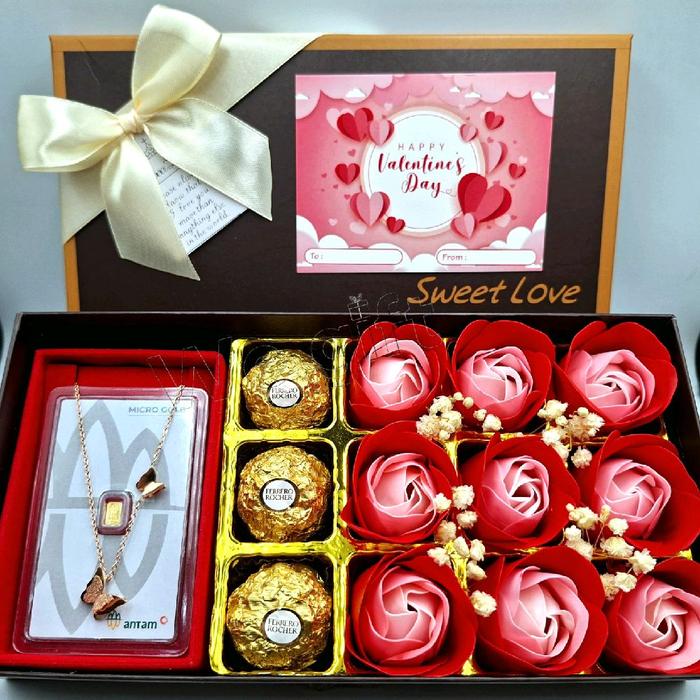 SLF01KTF Kado Romantis: Flower Box LM Mawar Sabun, Coklat Ferrero, Kalung Titanium utk Ultah, Annive