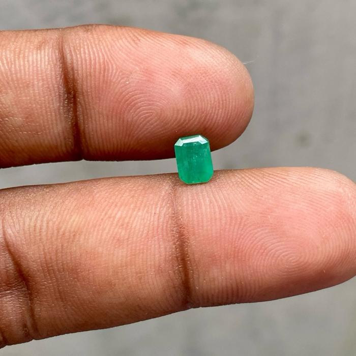 Natural Emerald Beryl Jamrud Batu Zamrud Ukuran Kecil kotak DIM 6.5x4.5x4.5