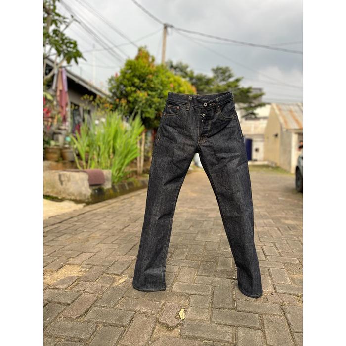 Denim selvedge. 17.oz selvedge red line