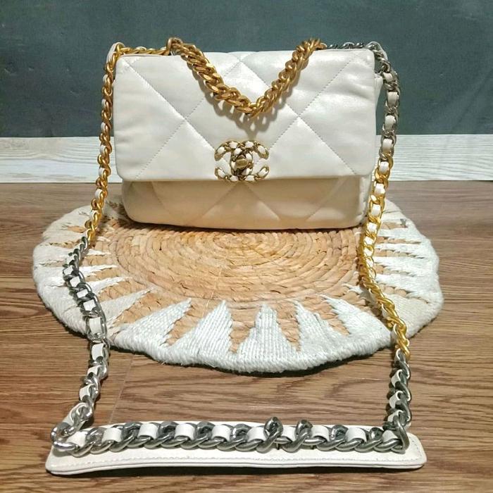 CHANEL 19 BROKEN WHITE PRELOVED
