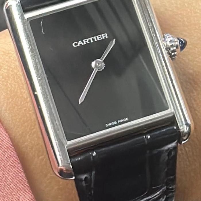 Cartier Jam Tangan Wanita Tank Louis Warna Hitam dengan Tali Kulit Asli dan Desain Elegan