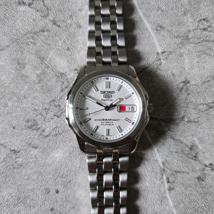 SEIKO 5 SUPERIOR SKZ023 WHITE WHIRLPOOL TEXTURED DIAL TEKSTUR ROMAN BEZEL SIMPLE INDEX PUTIH DAY DAT
