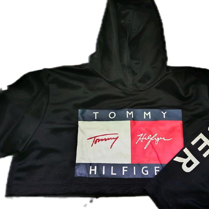 Tommy Hilfiger Kaos Atasan Wanita Crop Top Hitam dengan Logo Tommy Hilfiger di Depan