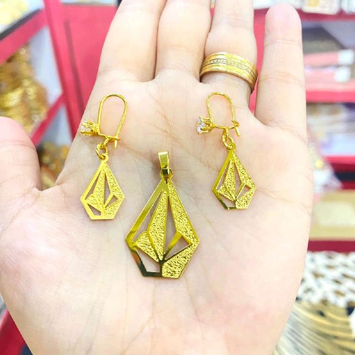 1 Set Perhiasan Anting & liontin Kalung Volcom gold pasir mirip emas asli