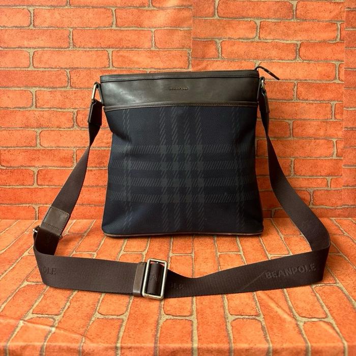 Beanpole Tas Selempang Pria Model Plaid Navy dengan Tali Panjang dan Desain Elegan Tas Sling Pria Be