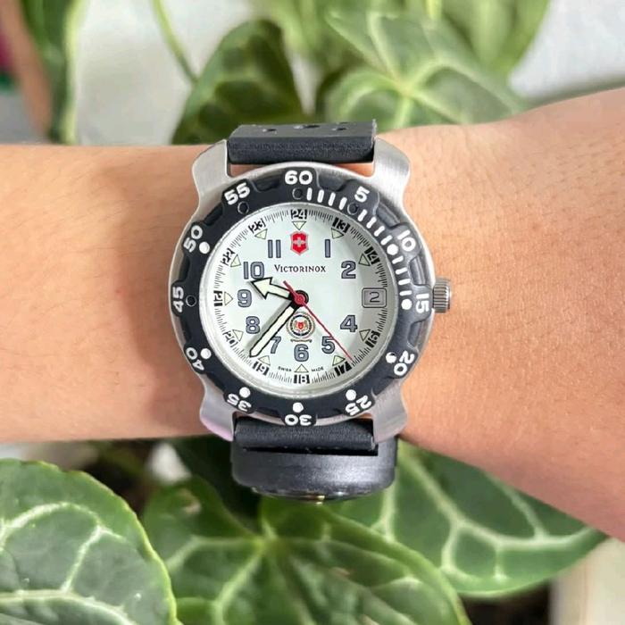 jam tangan Jam Quartzvictorinox dengan aksesoris kompas Watches