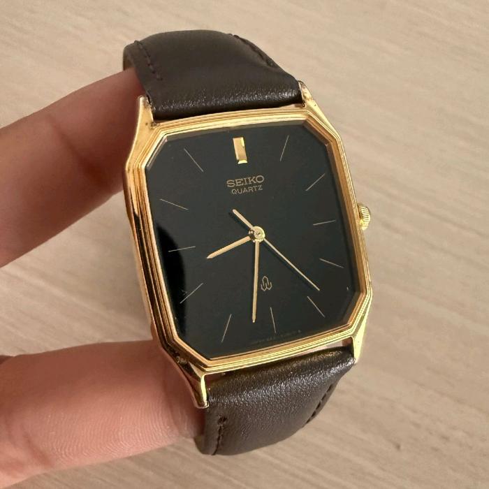 Jam Tangan Seiko Pria Original – Desain Kotak Vintage, Elegan & Stylish Coklat Quartz