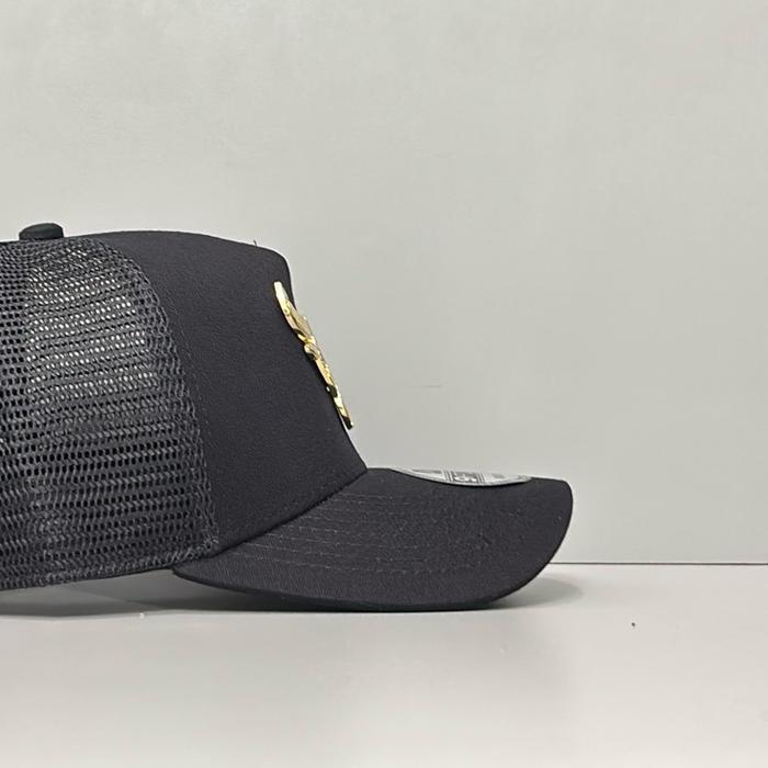 TOPI BASEBALL JARING HITAM LOGO BESI GOLD BANTENG