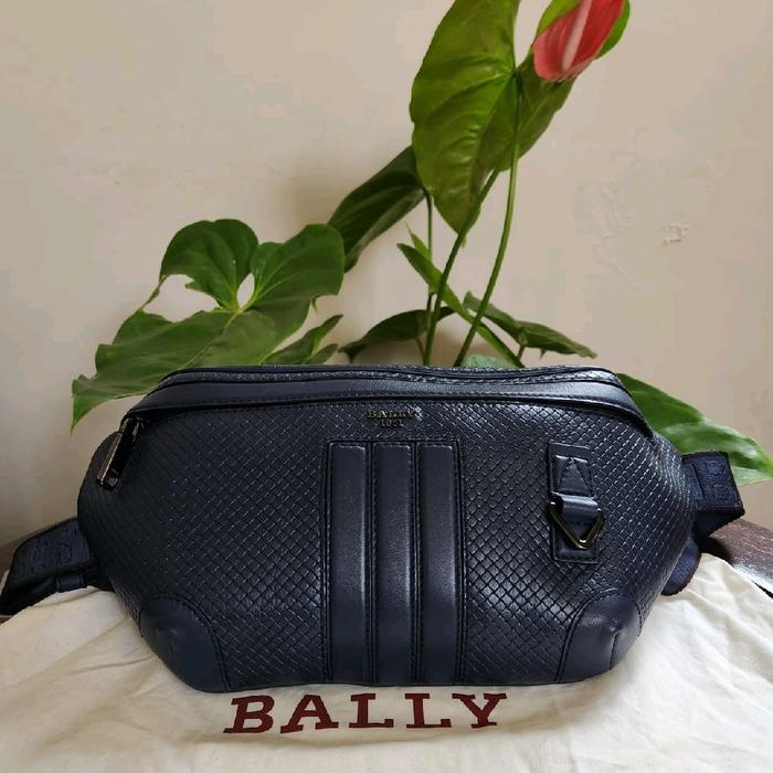 BALLY Tas Pinggang Pria Hitam dengan Desain Mesh dan Logo Tiga Garis - Tas Fanny Pack Stylish untuk 