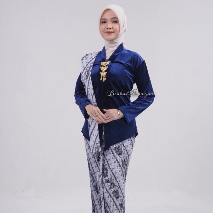 Setelan Kebaya Bludru Encim Warna Navy / Kebaya + Selendang + Jarik Wiru Motif Parang Kusumo Putih