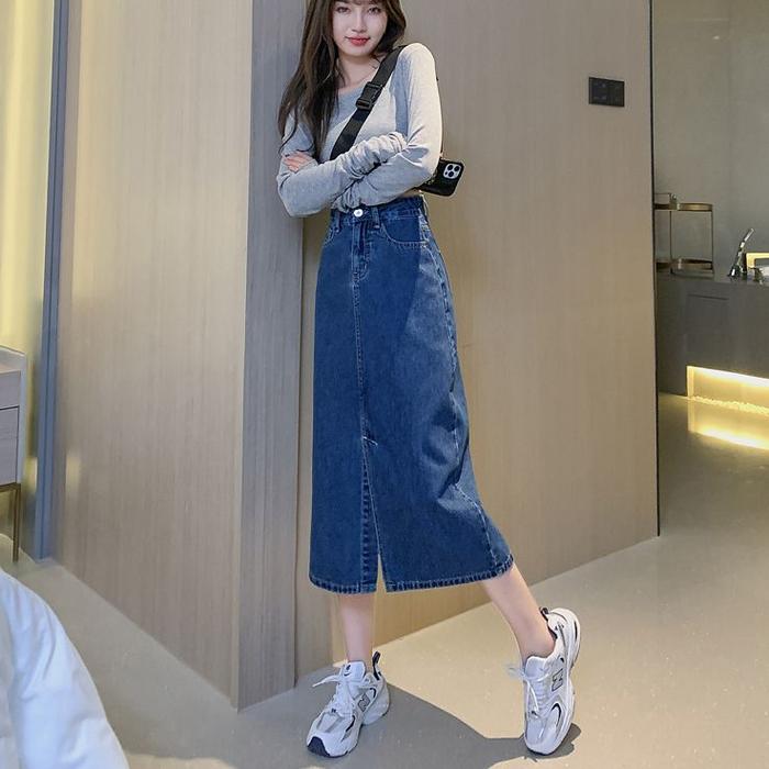 Rok Jeans Wanita Warna Biru Gelap – Lembut & Tidak Lembab, Potongan A-Line Feminin, Slit Subtle di T