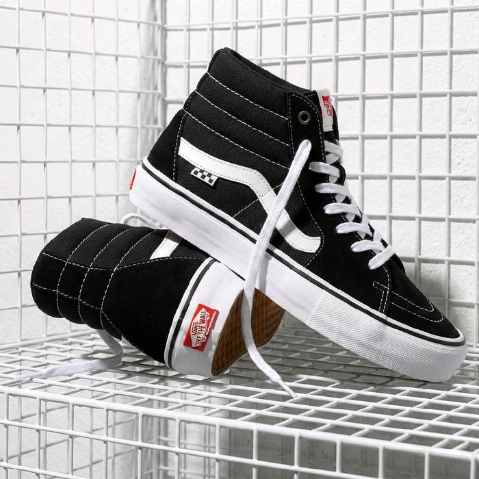 Vans Sepatu Skateboard SK8-HI Hitam Putih dengan Tali Putih dan Sole Coklat untuk Gaya Casual Shoes