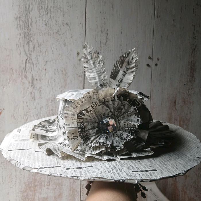 Topi Unik dari Kertas Berita dengan Hiasan Bulu dan Bunga - Aksesori Fashion Kreatif untuk Penampila