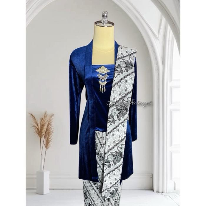 Setelan Kebaya Kutu Tunik Panjang / Kebaya + Selendang + Jarik Wiru Plisket Motif Parang Kusumo Puti