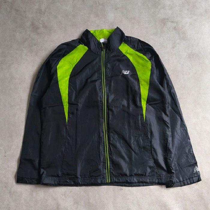 Jaket windbreaker olahraga pria new balance nb hitam hijau bekas