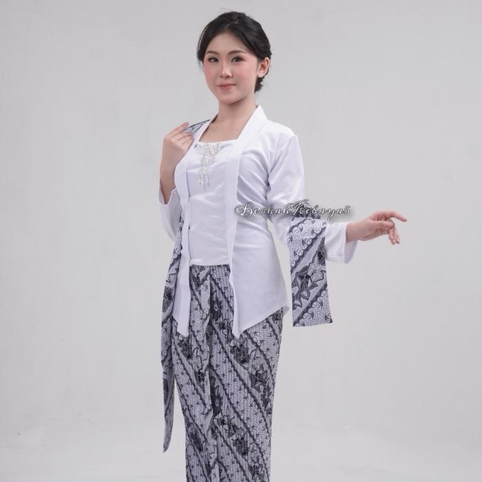 Setelan Kebaya Bludru Kutu Baru Warna Putih / Kebaya + Selendang + Jarik Wiru Motif Parang Kusumo Pu