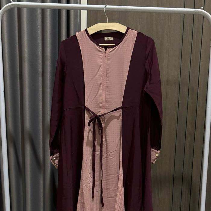 PRELOVED ADEN by Anggraeni - Merah Marina SIZE L, Gaun Elegan dengan Desain Unik dan Warna Menarik