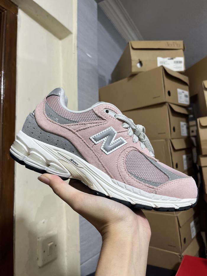 Sepatu Sneaker Womens NewBalance 2002R Pink Original M2002RFC