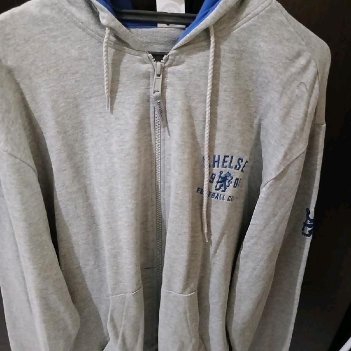 Adidas Jaket Chelsea Putih dengan Logo Chelsea di Dada dan Sisi Lengan