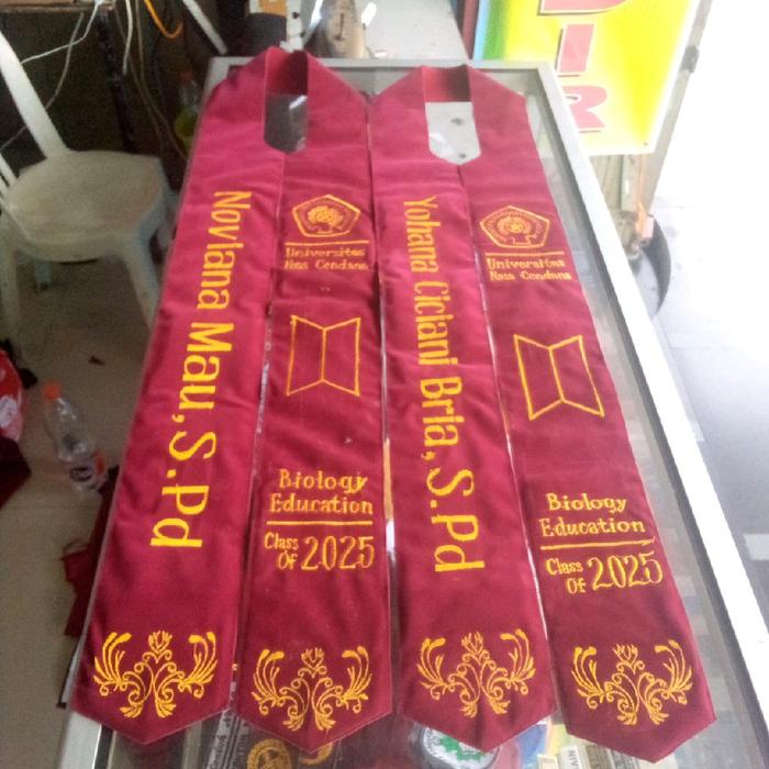 Selempang Wisuda Baldu Terbaik Warna Maroon Motif Bordir Rapi Ukuran 125x175cm Cocok untuk Pesta Lom