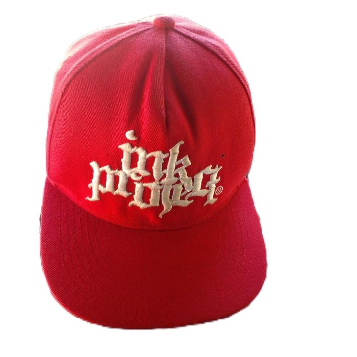 Topi Ink Projeck Merah dengan Logo Eksklusif untuk Gaya Urban Anda