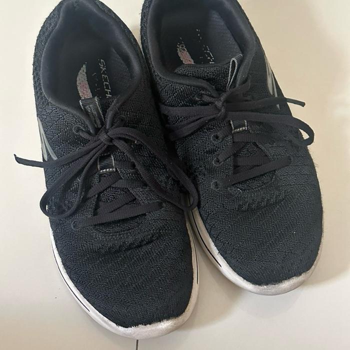 Preloved Sepatu Sekolah Skechers wanita Hitam size 38