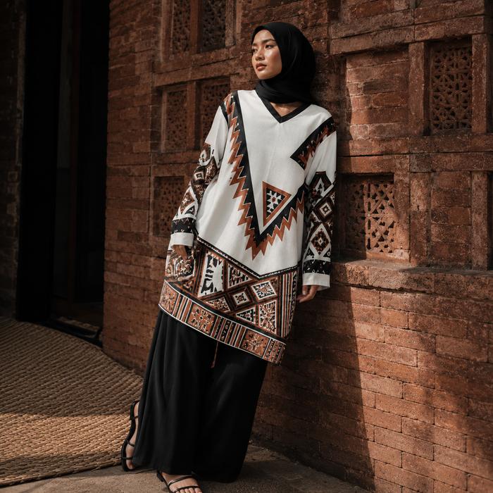 Tunik Muslimah Tribal Geometric Premium | Atasan Wanita V-Neck Motif Etnik Modern Adem Nyaman