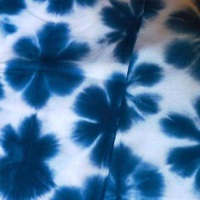 Kain Shibori Motif Bunga Simetris Biru