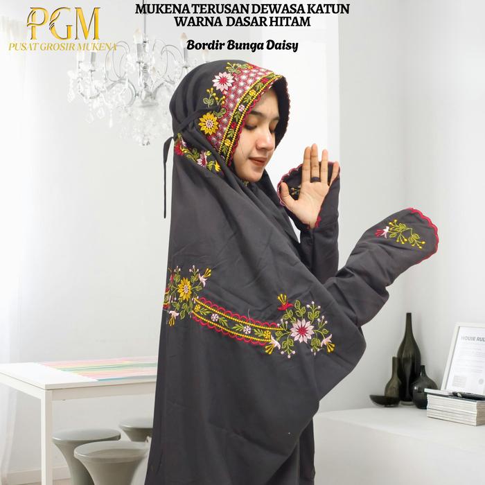Mukena Terusan Dewasa Katun Mikro Kain Dasar Warna Hitam Motif Bordir Bunga Daisy Cantik