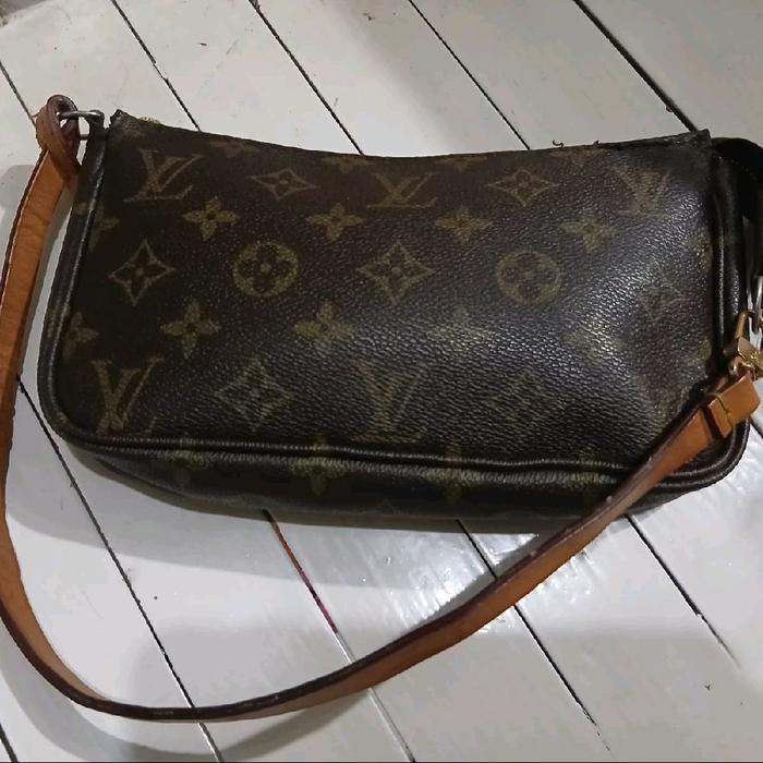 Preloved LV Pochette Monogram 2017
