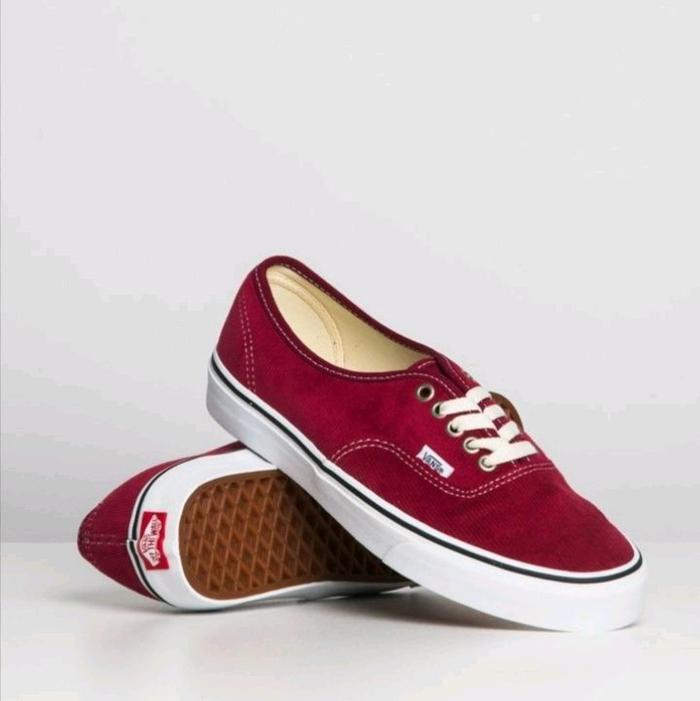 Vans Sepatu Sneakers Authentic Merah Marun dengan Sol Karet dan Tali Putih