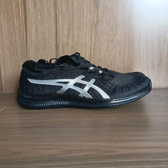 Sepatu Running/Casual Pria Asics Gel Quantum Infinity Warna Hitam Strip Putih Size 42