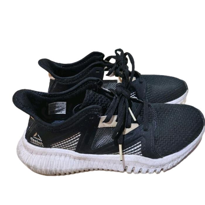 Sepatu olahraga wanita reebok les mills hitam preloved