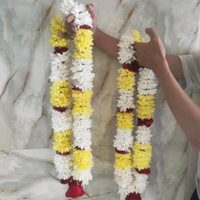 Roncean Bunga Kalung Segar Aster Sambutan Selamat Datang dengan Warna Kuning Putih dan Merah untuk A