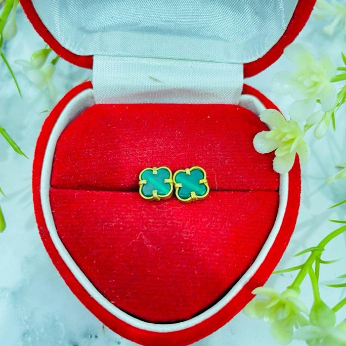 Anting tusuk motif Clo mata hijau elegant mata hijau