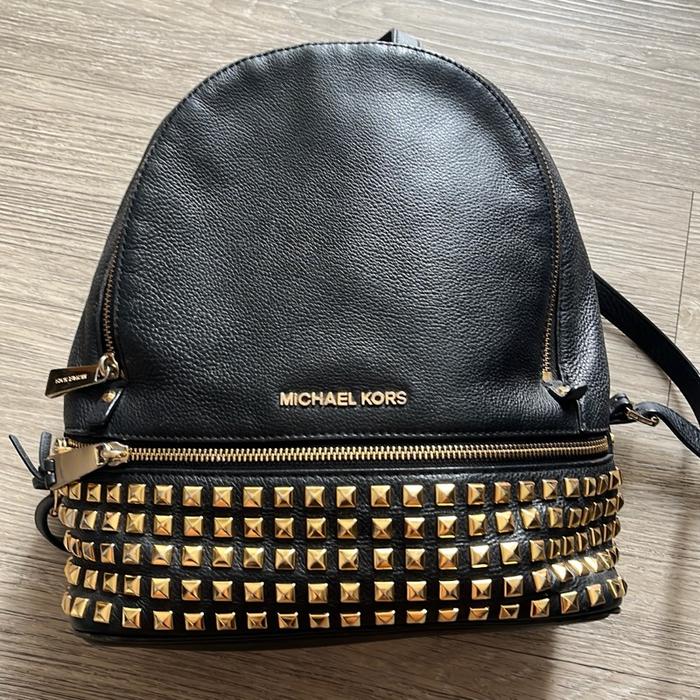 Preloved ransel MK masih sgt bagus, minus hw pemakaian wajar, kulit pemakaian wajar, kondisi 90 pers