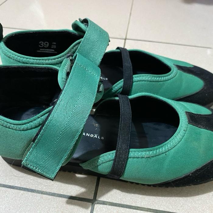 Twyla Meadow Hijack Sandal Hijau dengan Tali Pengaman dan Desain Nyaman untuk Keseharian