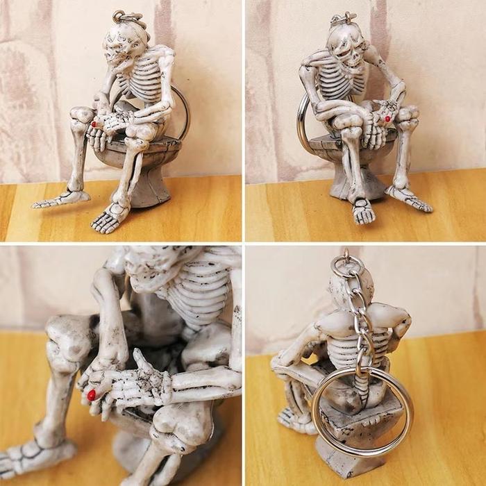 Mainan Gantungan kunci Tengkorak Liontin Unik 3D / Gantungan Lucu Unik Tengkorak Duduk Di Toilet / G
